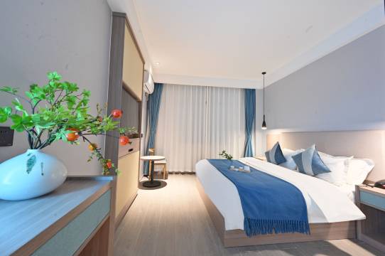 明君轻奢酒店(阜阳火车站店)