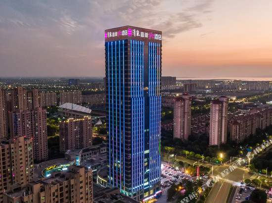 清能宜尚PLUS酒店(苏州吴江东太湖万宝商业广场店)