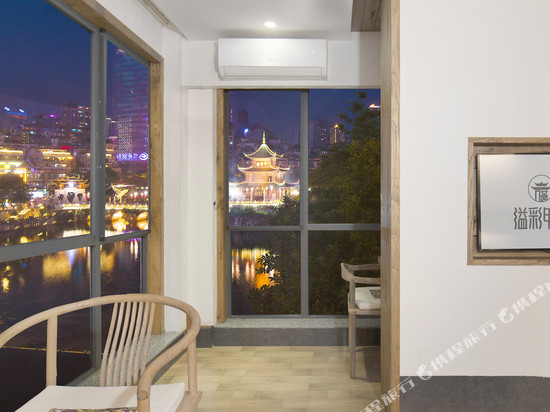 溢彩甲秀美宿酒店(贵阳大十字甲秀楼店)