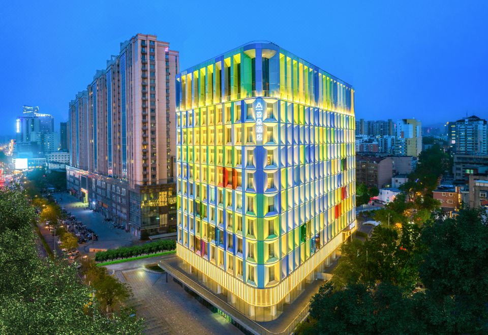 济南大明湖花园路亚朵酒店外景图