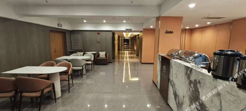 霏凡云海酒店(三亚湾解放路步行街店)图片