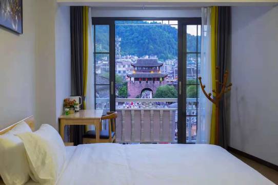 凤凰只如初见民宿(凤凰古城店)