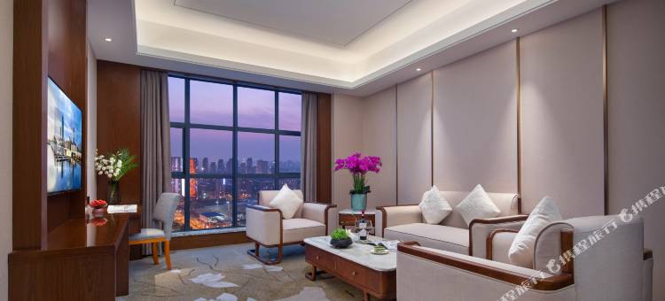 华良华天假日酒店(长沙黄花国际机场龙华地铁站店)图片