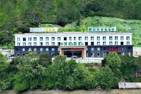 2019波密四季富氧酒店位于素有西藏小江南的林芝市市波密县,地处举世