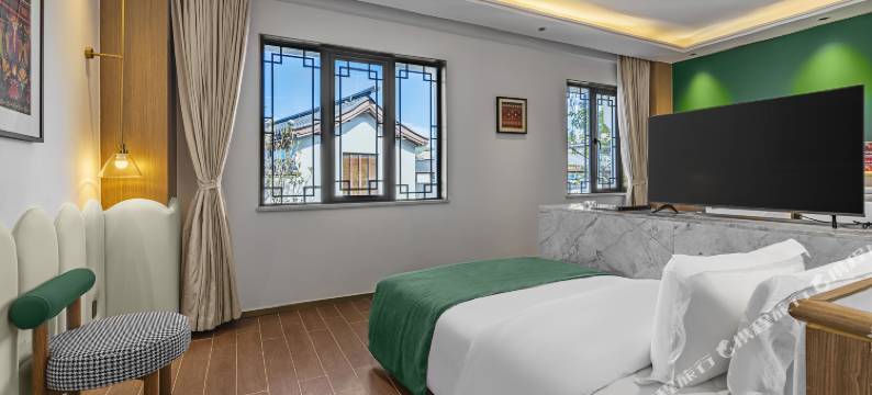 楚雄金色天华酒店(楚雄站彝人古镇店)图片