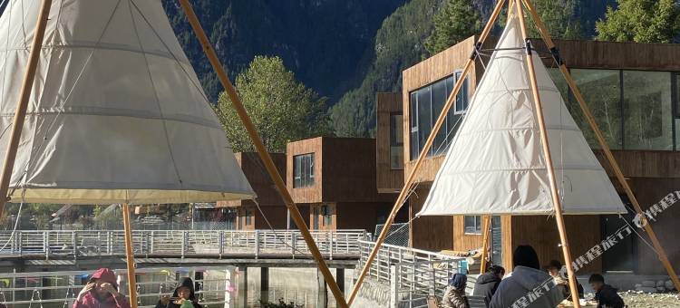 朗秋泊岸山居图片