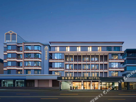 芒市财富中心目瑙纵歌路亚朵酒店