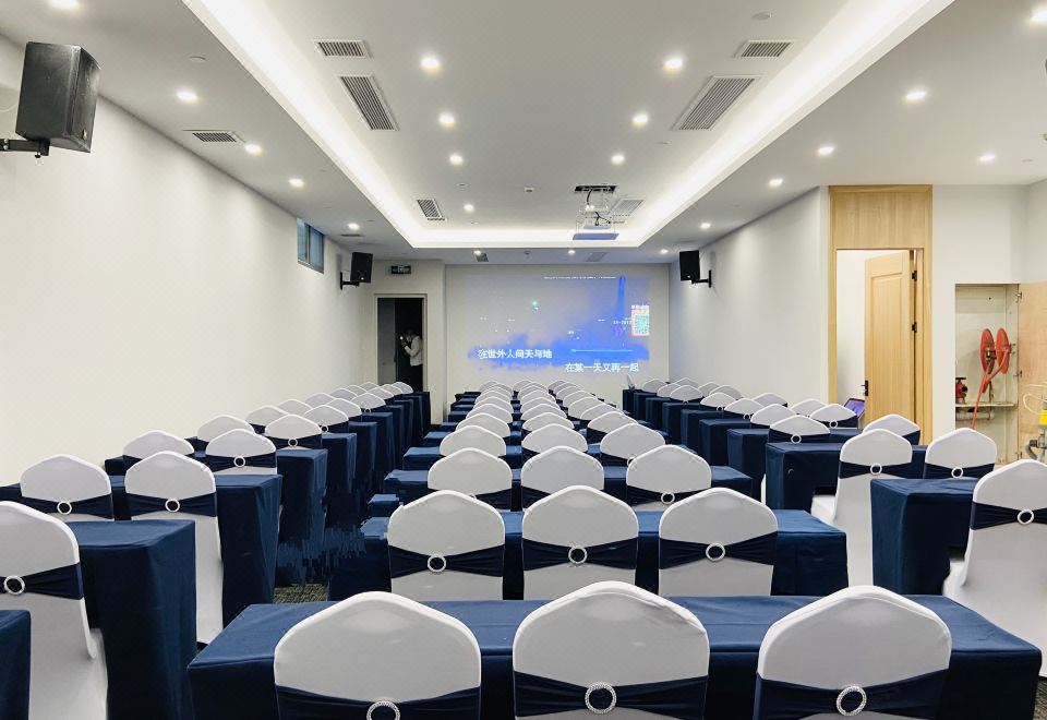 Vienna International Hotel (Shanghai Qiantan World Expo Garden) Hotel Overview