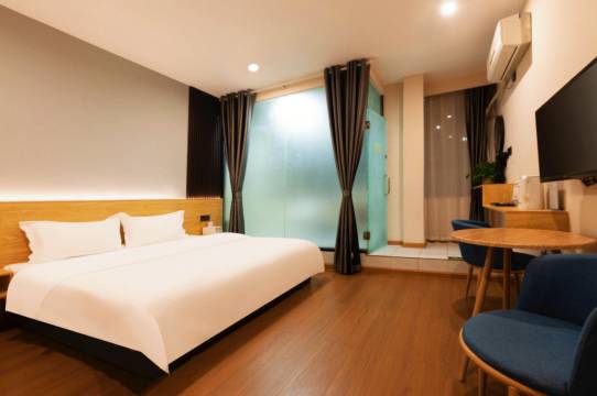 新龙吉酒店(自贡富顺时代广场沿滩高铁站店)