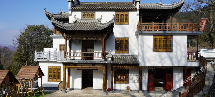 古树旁客栈图片