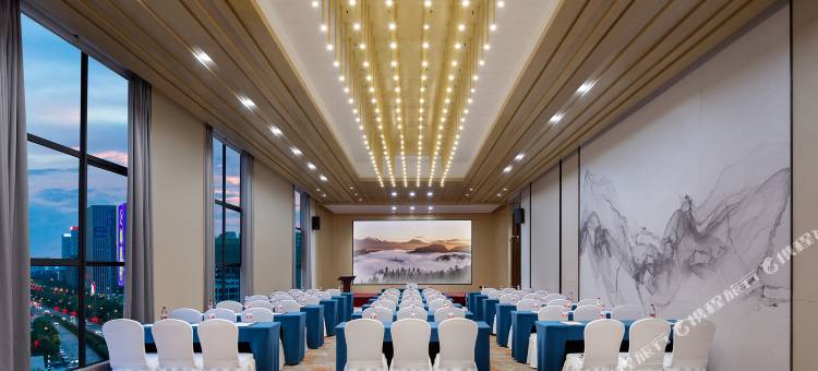 华良华天假日酒店(长沙黄花国际机场龙华地铁站店)图片