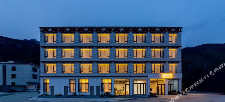 波密枕江山水绘图片