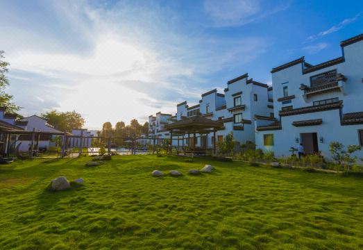 Creek Villa Hotel Overview