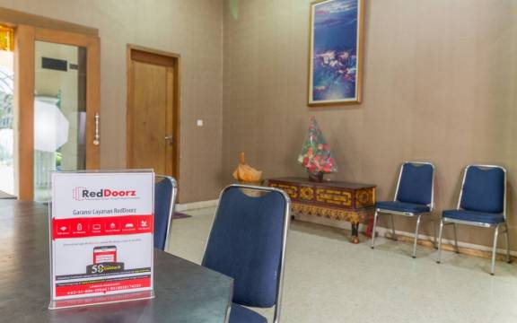 近茂物植物园瑞德多兹酒店(RedDoorz near Kebun Raya Bogor)