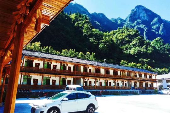 2019度假村位于壶瓶山镇与东山峰交界处,近壶瓶山集镇,农村民宿