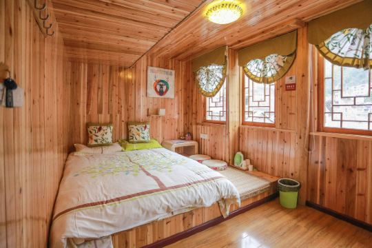 旅舍地理位置优越,位于镇远古镇中心的新大桥旁古城墙下——毗邻镇远