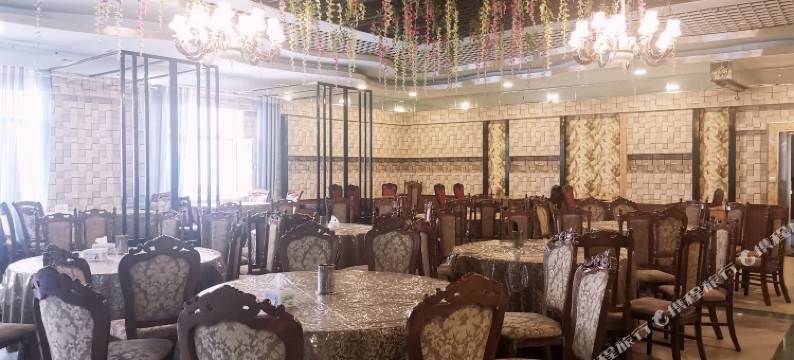 布尔津瑞峰酒店(美食街夜市店)图片