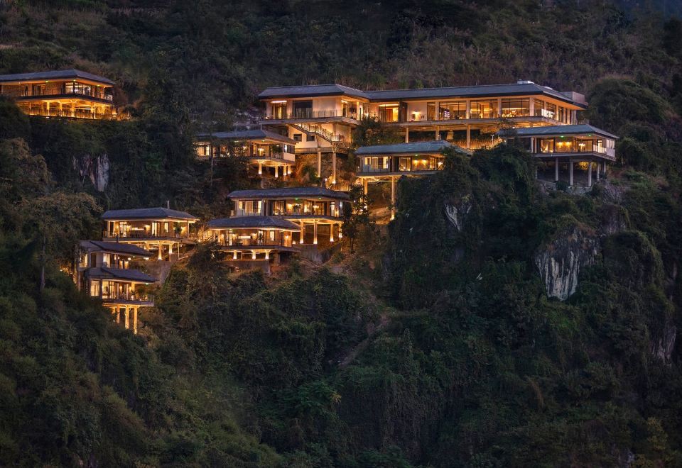 怒江泸水安屿·阿哆半山悬崖度假酒店