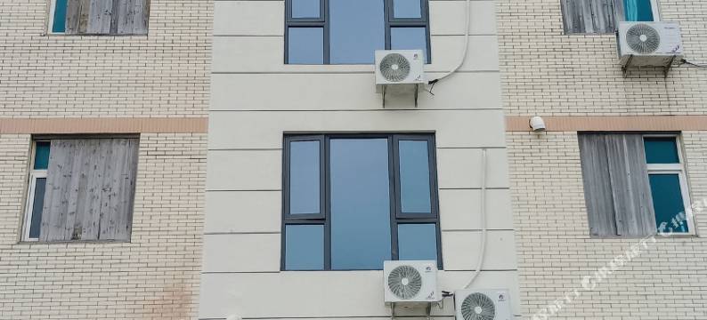岸边有屋图片