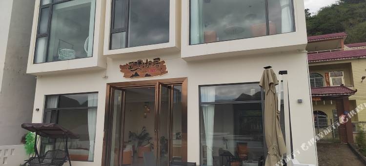 溪畔湖居图片