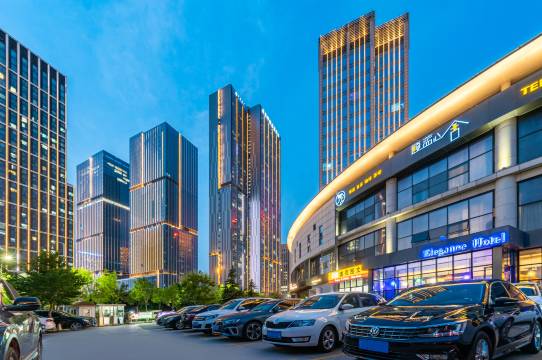 颐蓝心舍酒店(石老人海水浴场苗岭路地铁站店)