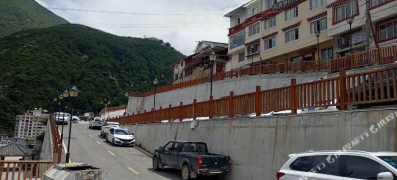 康定贡雅山居民宿(情歌广场店)图片