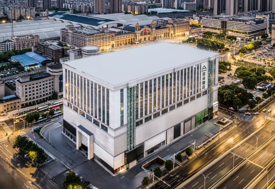 武汉汉口火车站南广场亚朵酒店外景图