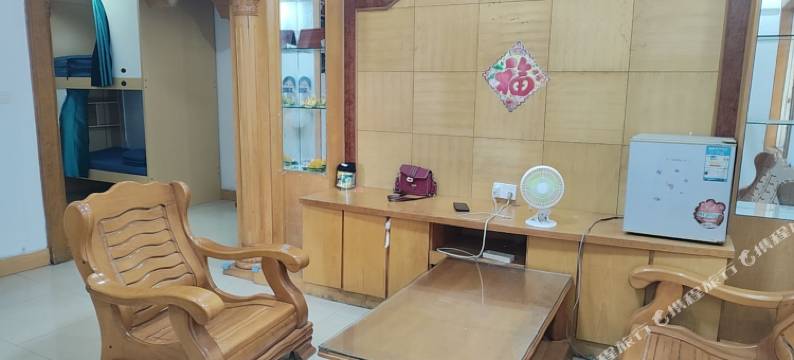 下一站柳州纯男生青年驿站民宿(青云民生市场音乐喷泉店)图片