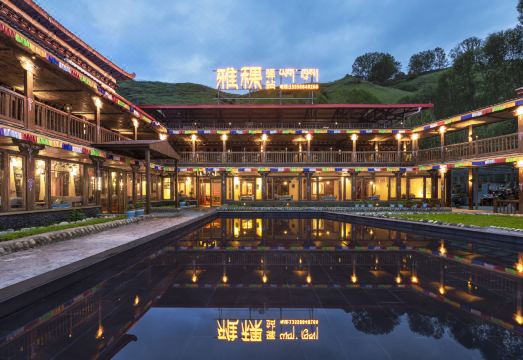 康定雅稞驿站外景图