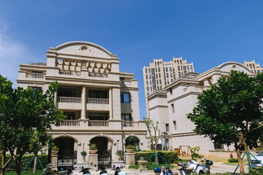 2023民宿坐落于龙凤头边上的一个高端小区,是一栋私家花园别墅,与海为