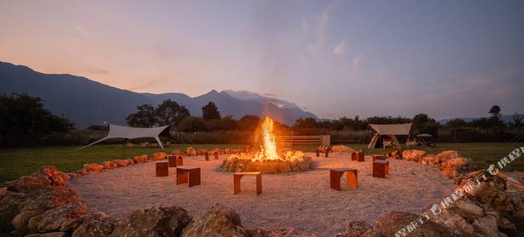 不晚里予·日照金山｜雪山全景度假酒店(白沙古镇店)图片