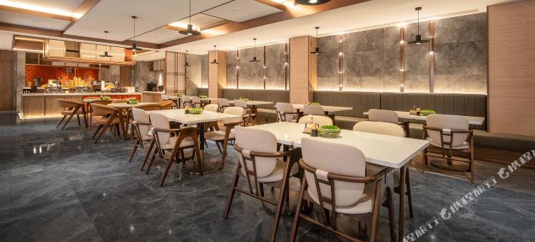 康定新都桥318国道亚朵酒店图片