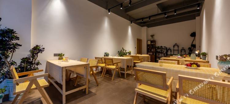 波密枕江山水绘图片