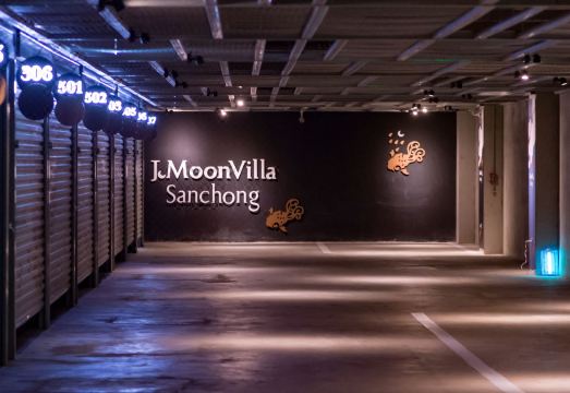 J.Moon Villa Sanchong Hotel Overview