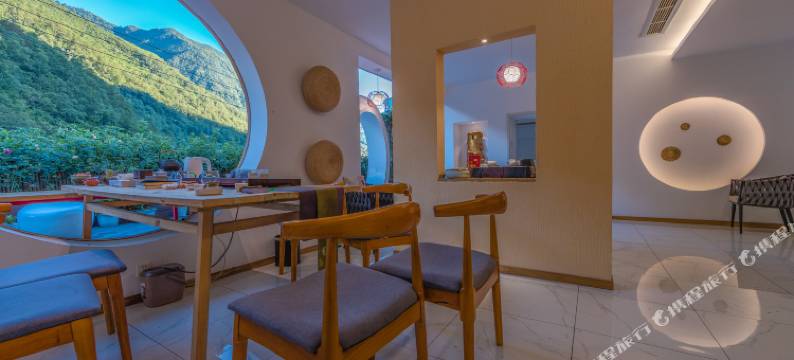 摩梵山邻摄影文化主题酒店(贡嘎神汤店)图片