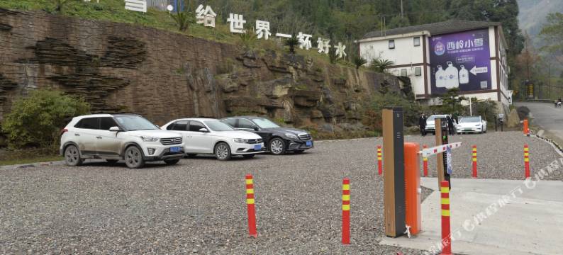 西岭雪山尚布·溪畔山舍图片