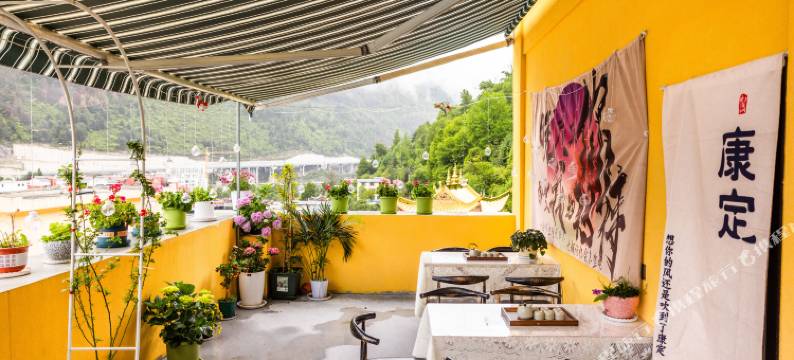 康定隐里山居(康定情歌广场溜溜城店)图片