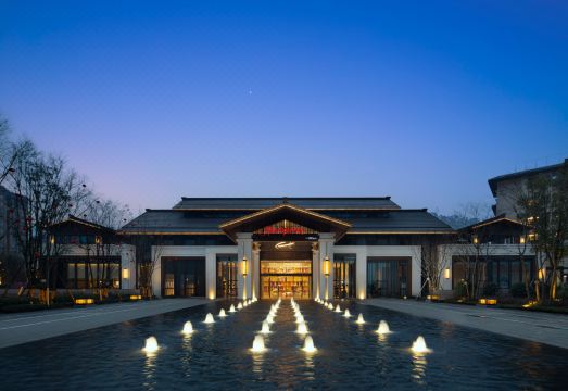 峨眉山景区希尔顿欢朋酒店外景图