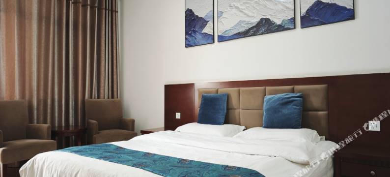 左贡万泰假日酒店图片