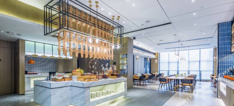 青岛福州路樱花小镇亚朵酒店图片