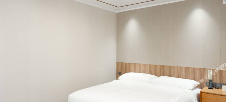 新骏景酒店(吉大海滨公园情侣路店)图片