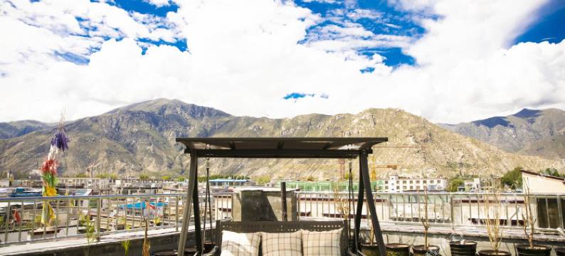 在路上精品客栈(布达拉宫店)图片