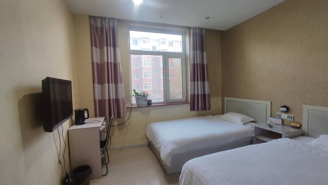 桦川艺馨华秦宾馆