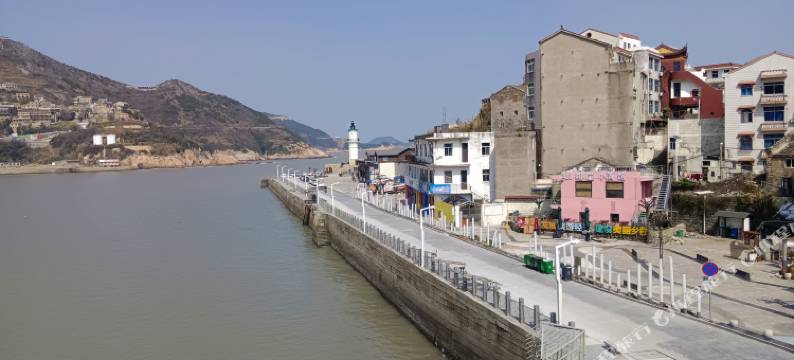 岸边有屋图片