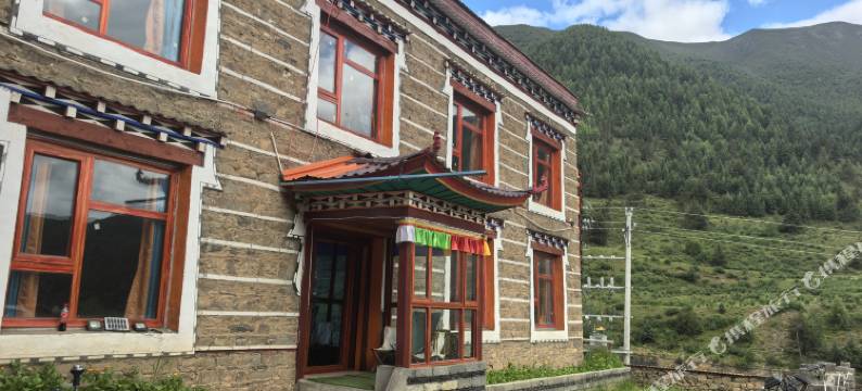 贡嘎山上木居央廓尔仓民宿图片