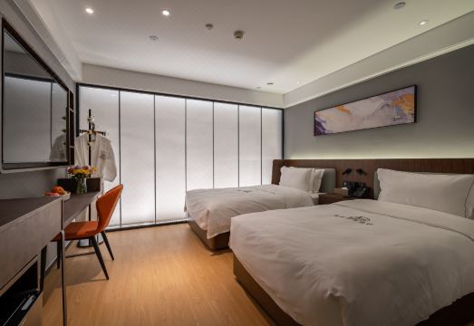 Qingmu Platinum Hotel (Nanjing Xinjiekou Subway Station Youyi Square) Hotel Overview