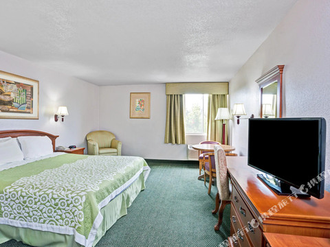 福乐顿市戴斯套房酒店