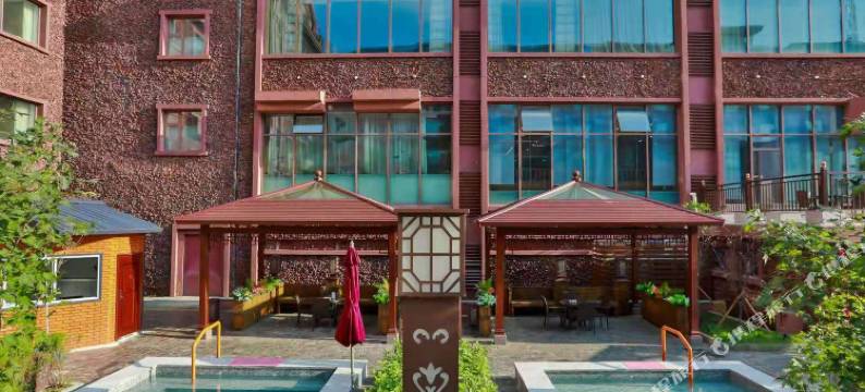 王朝圣地温泉酒店(长白山北景区集散中心店)图片