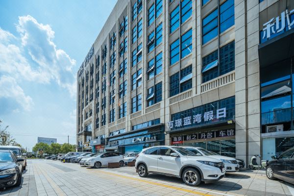 蓝湾假日酒店(东麒路万璟汽车生活广场店)预订价格,联系电话位置地址