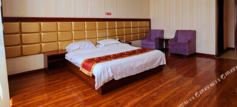 大柴旦华庭商务宾馆(翡翠步行街店)图片